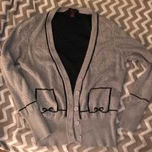 Cute cardigan with bow detail